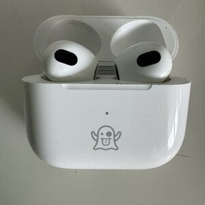 AirPod 3 (like new condition) includes black silicone case special edition